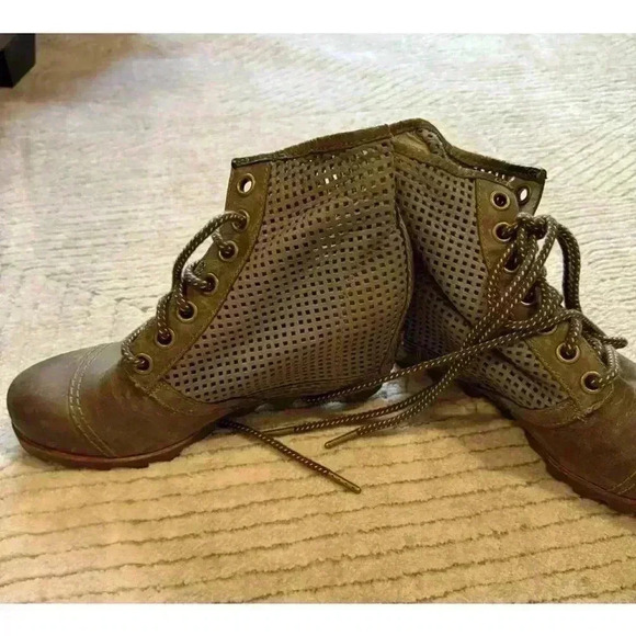 Sorel woman’s boots 8.5 - Picture 4 of 9